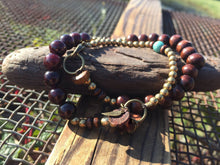 Charger l'image dans la galerie, Détail du bracelet wrap Buddah avec pierres naturelles grenat et perles de bois artisanales
SamEtnic